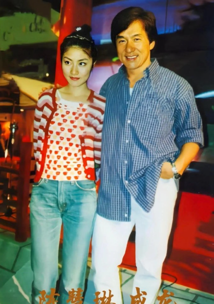 成龙那会真年轻，陈慧琳简简单单打扮，也美得出众。​​​