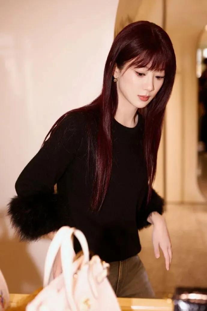 杨紫遭短剧AI换脸，工作室硬刚追责到底！3月20日，杨紫被曝遭AI换脸侵权