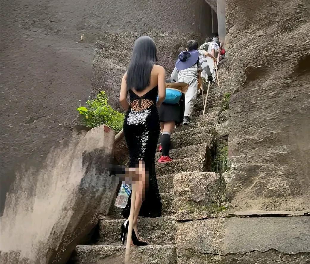 这是来爬山的吗？