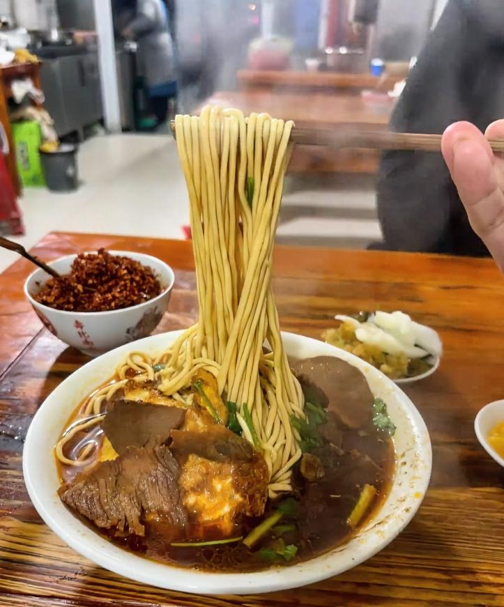 一个很奇怪的现象，不知道大家有没有注意到？我们出去吃饭的时候，不管是在大饭店