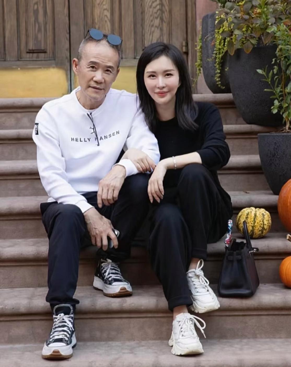 田朴珺曾公开的一句“笨笨”亲昵称呼，也确定了61岁的王石又恋爱了。相对来说，