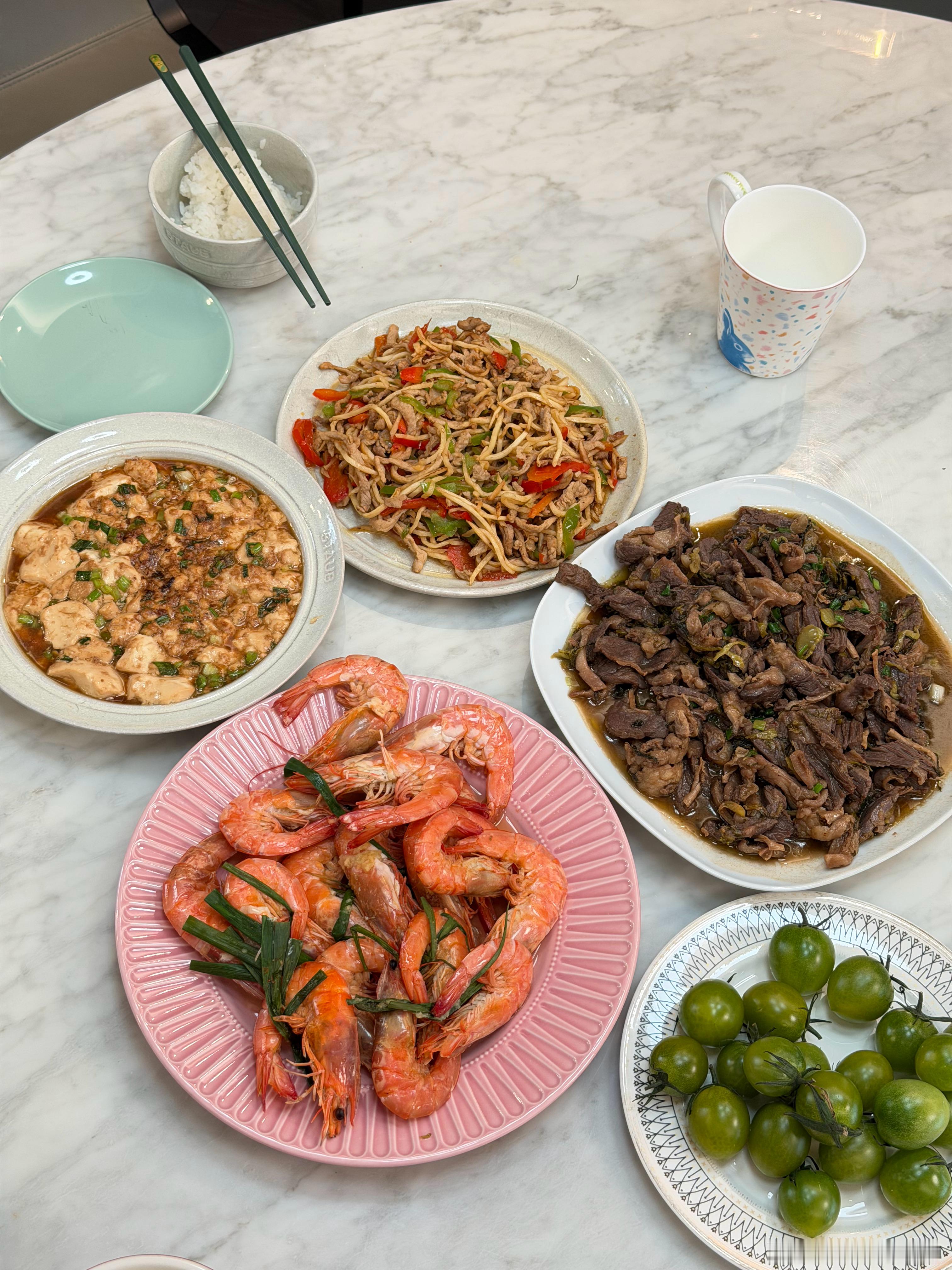 茭白肉丝、酸菜牛肉、盐焗虾、小炒豆腐，中午的健身餐还行吧苏州