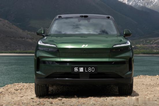 作为乐道品牌第三款车型，与L90同平台、同轴距，定位智能双舱大五座旗舰SUV，L