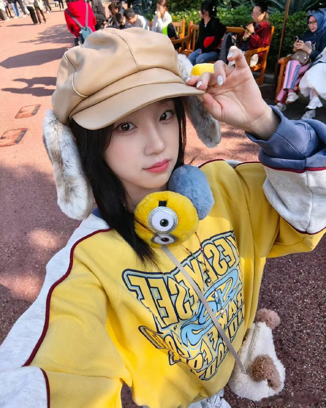 宋雨琦的狗塑走上了斗鸡赛道雨琦也太逗趣啦！原本以为是小狗塑，接过手机“斗鸡”一