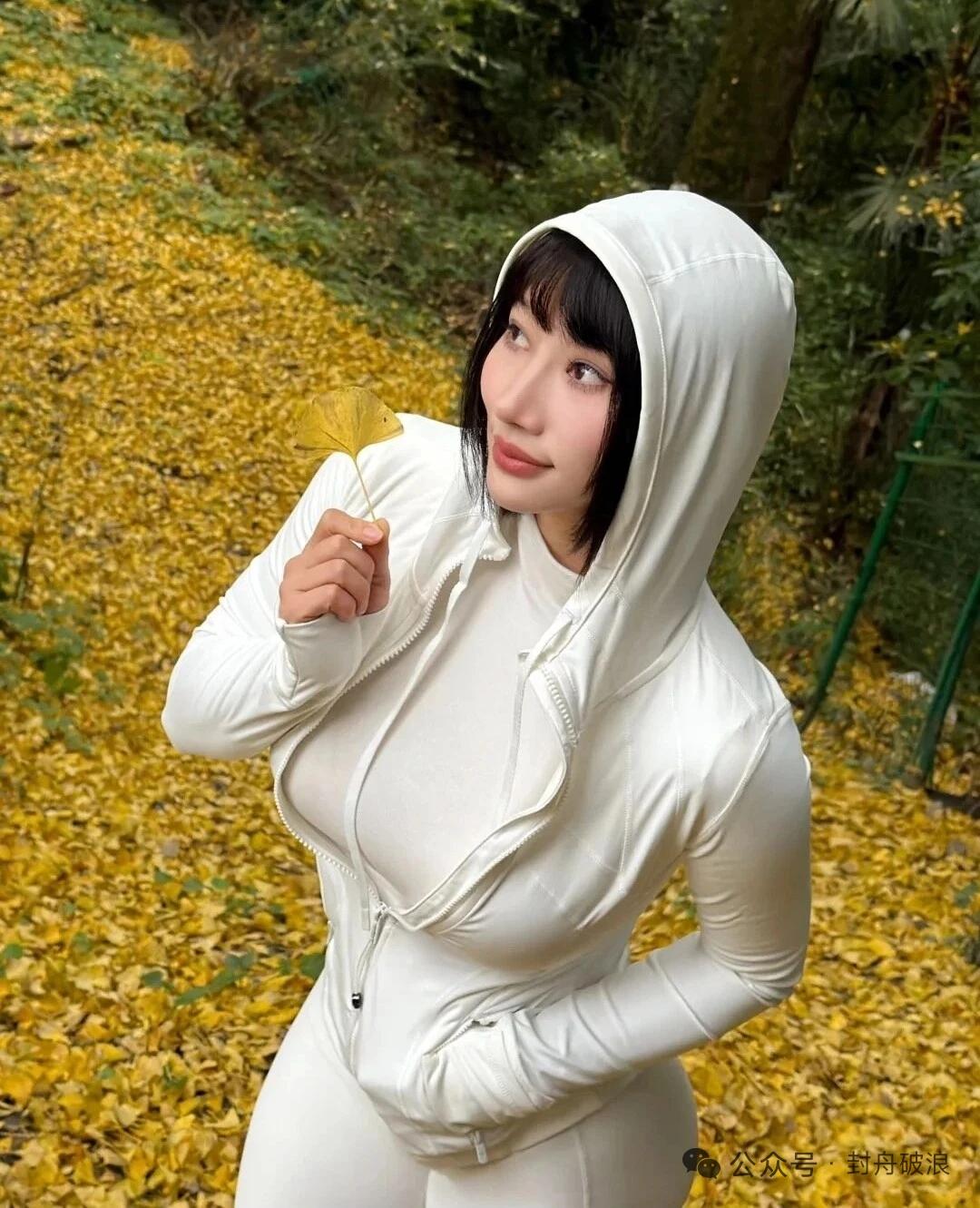 秋日漫步，白色连帽衫，落叶相伴，温柔时光。🍂🍂🍂