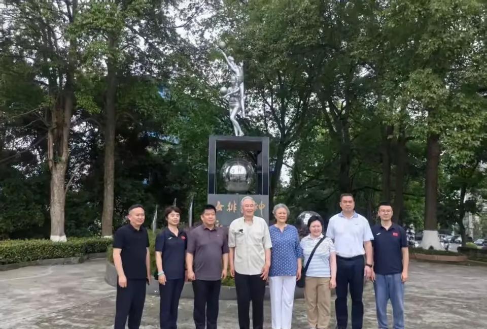 体育总局相关部门负责人6月初到重庆白沙镇看望中国女排原主教练邓若曾。曾率领中国女