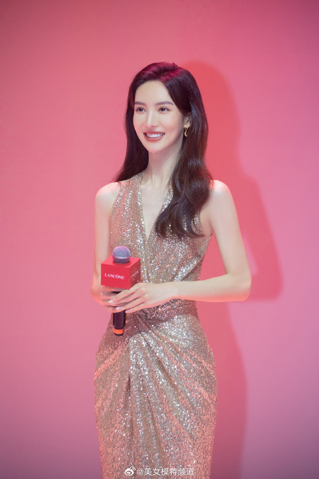 金晨姐姐的金色礼服气场满满​