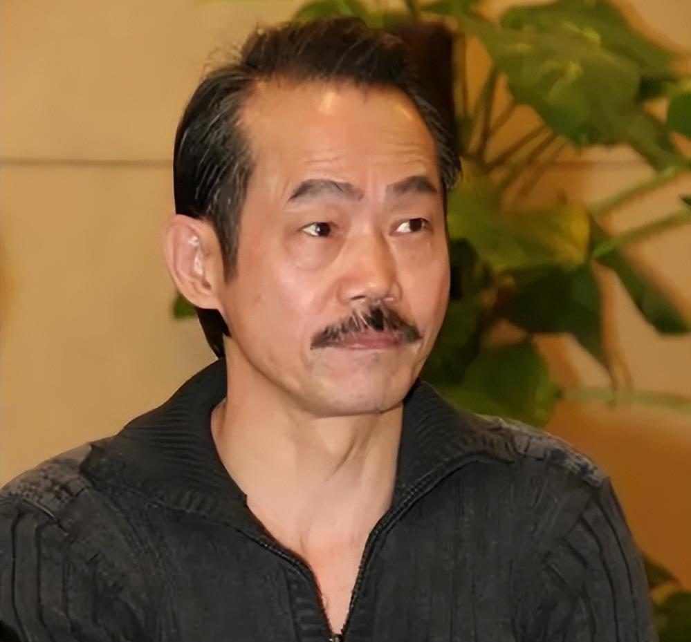 2018年，成龙出800万邀请元华去拍戏，元华直接拒绝了，而陈思诚出10万邀请他