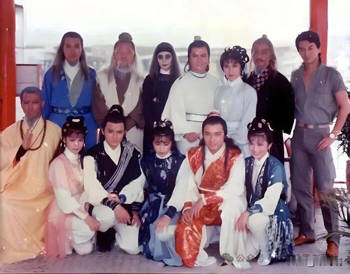 83版《射雕英雄传》拍摄花絮83版《射雕英雄传》的演员堪称是香港超豪华阵容，集