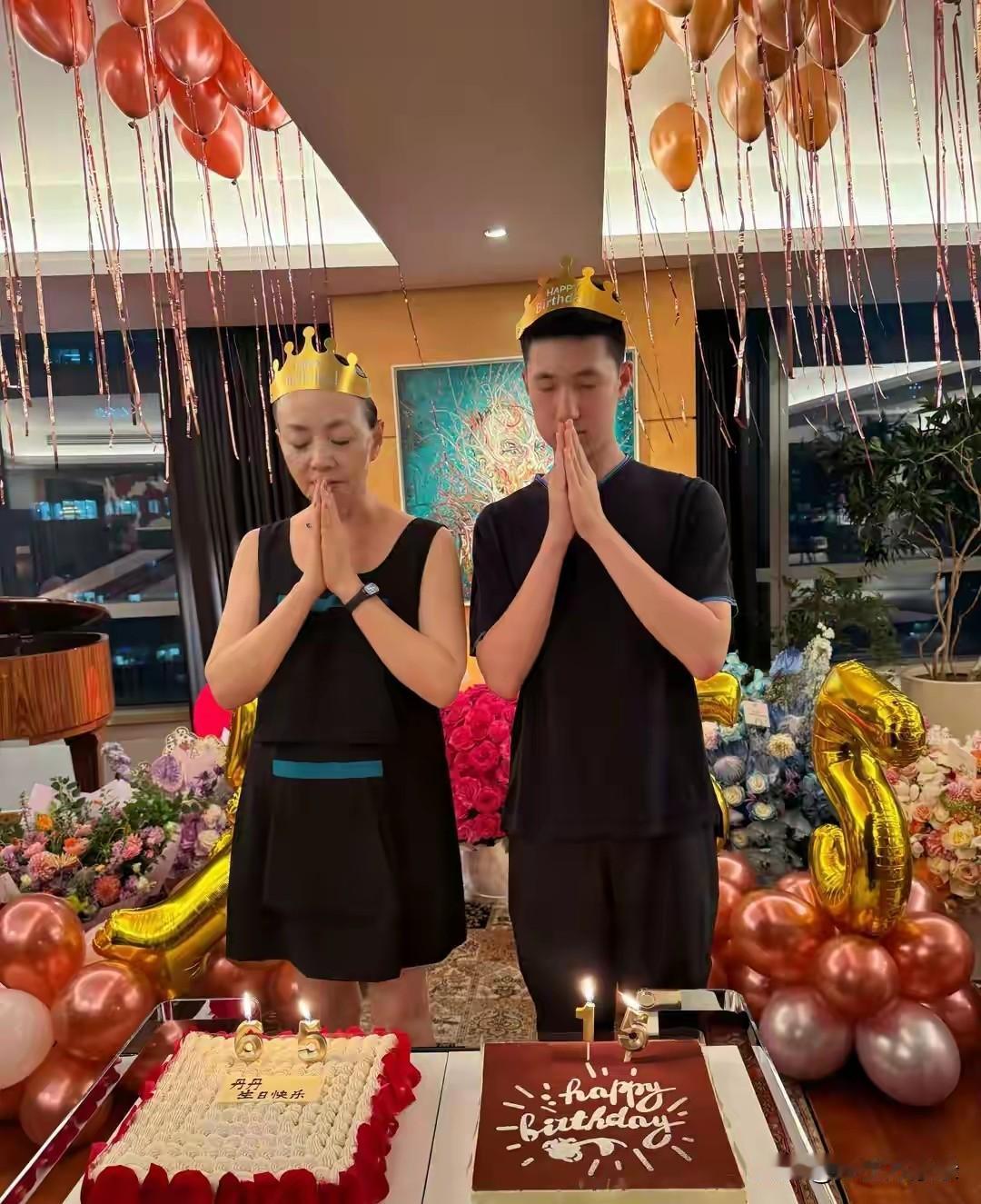 宋丹丹66岁大寿太温馨！鲜花环绕儿孙绕膝，晚年活成人间理想8月25日，老戏