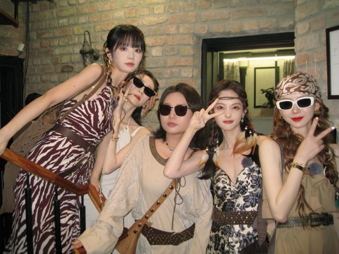 李一桐发了女推团合照李一桐晒女推团综plog，咱就说一桐的镜头转向姐妹们啦，谁懂