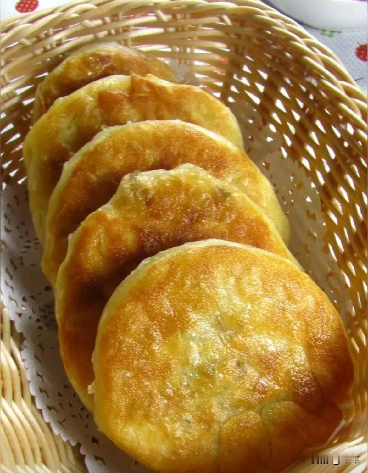 退休后有的是时间，我基本不在外边吃饭。昨天我自己烤了烧饼，忙活了两个小时，5