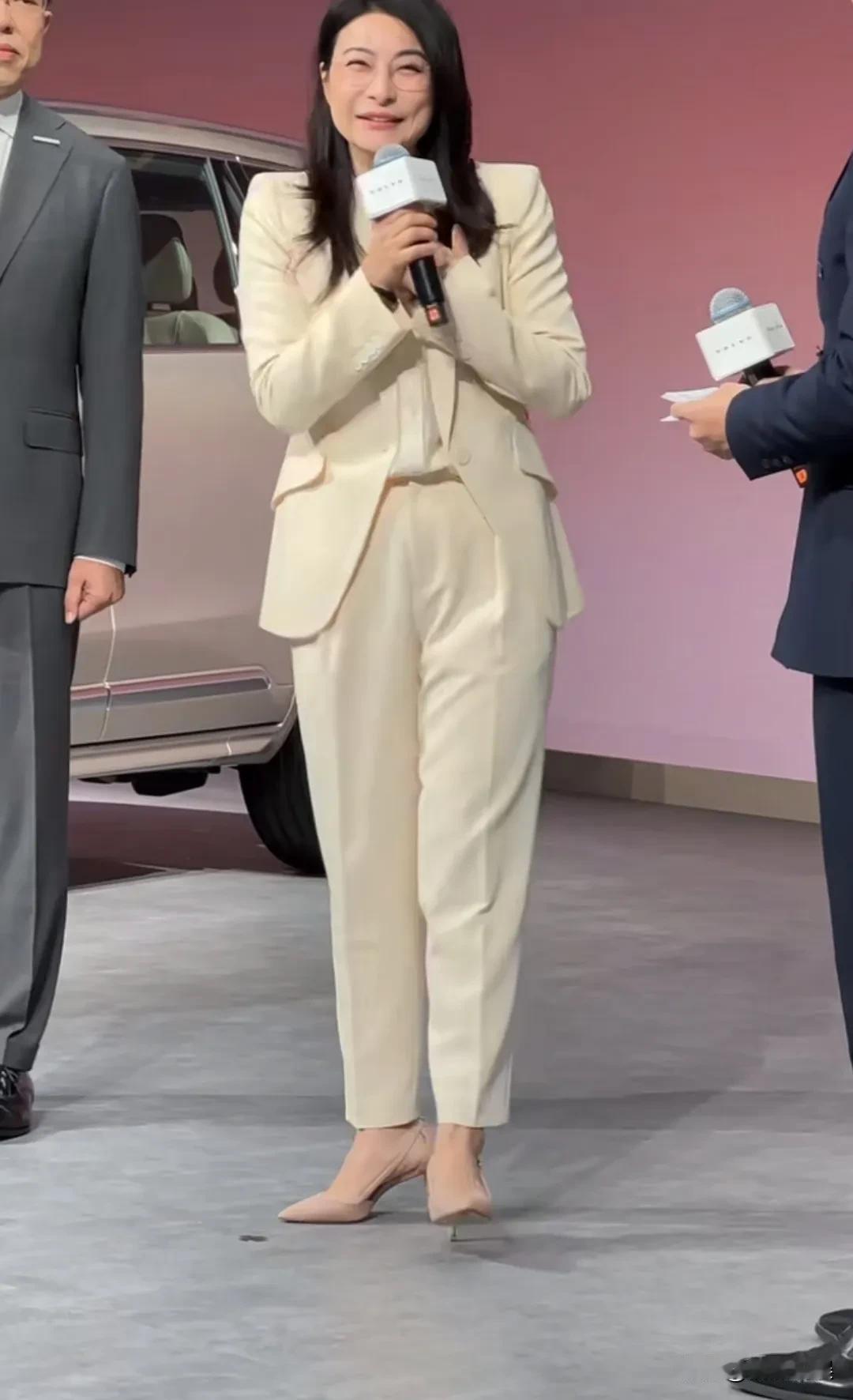 跳水皇后郭晶晶现身广州车展，长发披肩，穿着一身米黄色西装，戴着眼镜，长眉凤目，鼻