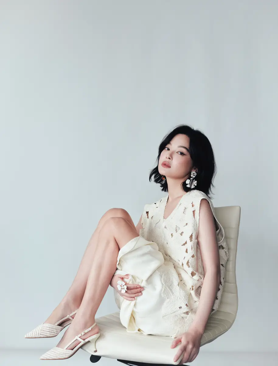 辛芷蕾最新写真曝光！穿白色镂空上衣清新靓丽气质佳