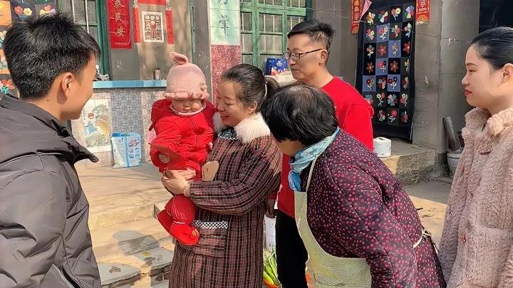 近日湖北发生了一件有意思的事，一位舅舅给家里六个外甥发压岁钱，总共只花了五百块钱