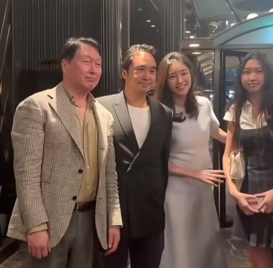 崔泰源和金熙英又带着闺女露面了，这回是在郑志刚攒的韩国局上。三个人站在人群里聊得