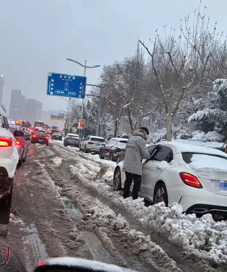 济南的一场大雪，彻底测出了谁是王者，谁是青铜！朋友是济南的，开的是一辆两驱电车