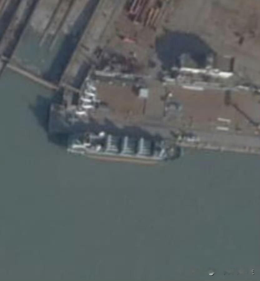 哈哈哈，连卫星图都出来了，还有人质疑咱们这个满船尽带垂发筒，头顶顶着两个球的民用