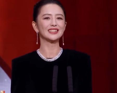 陈思诚想复婚？金鸡奖这一夜，他看佟丽娅的眼神，不仅有欣赏，更是充满了炙热，可