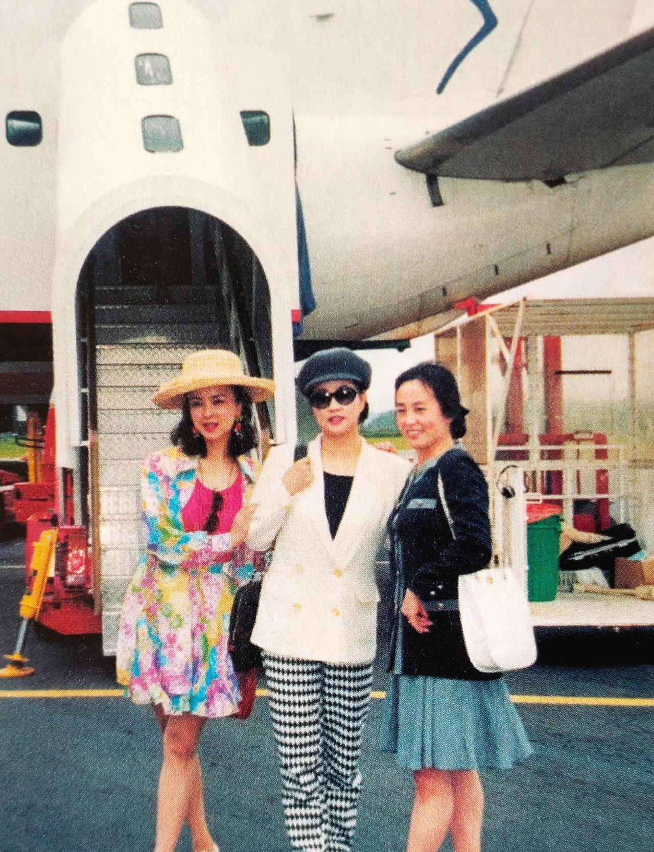 1994年，刘晓庆和两位著名演员在澳大利亚合影留念。左一这位美丽动人的女孩，舞