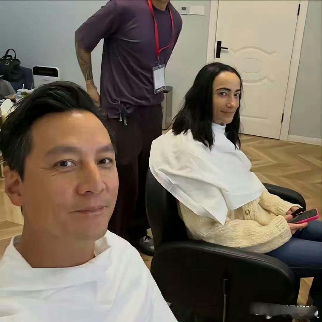 吴彦祖晒出和老婆的合照，看样子像是在陪着老婆理发