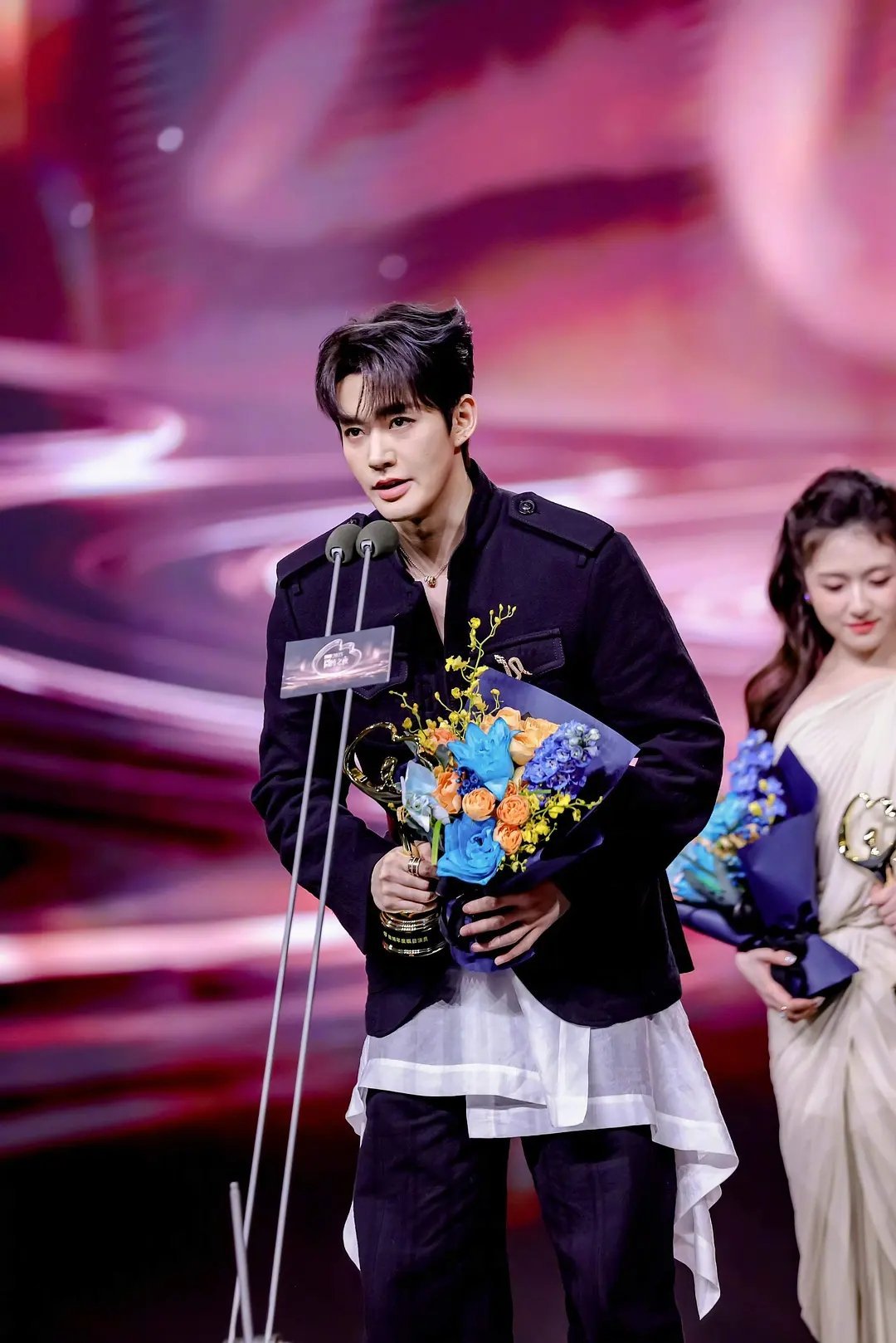 有网友疑惑邓为是不是换人了？