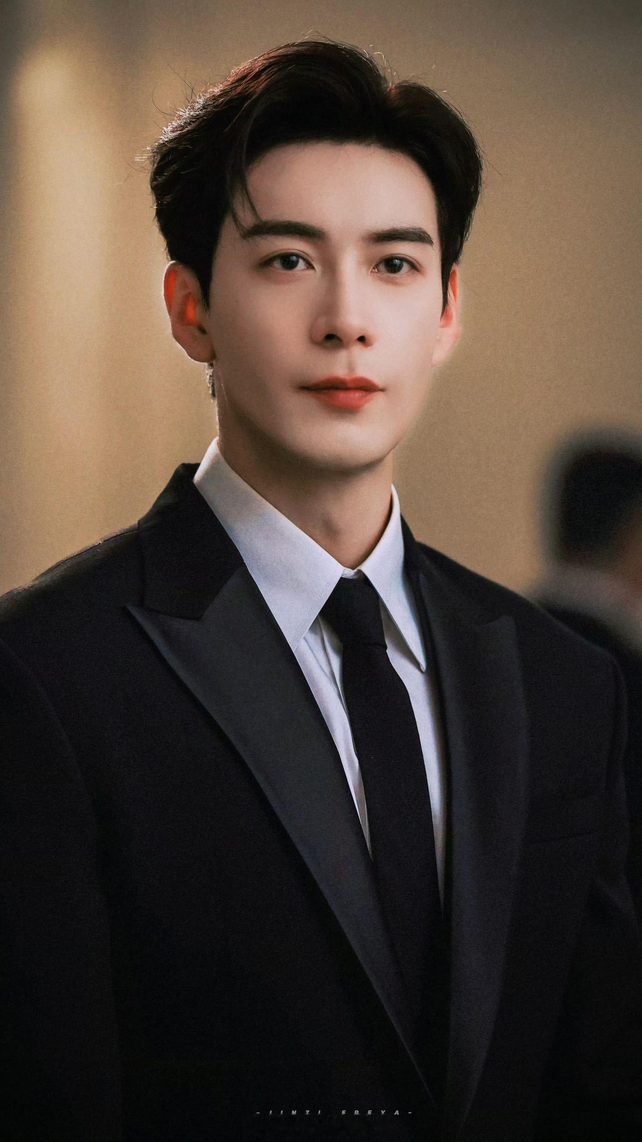 陈星旭演技《轧戏》肖稚宇的微动作太戳人！握拳的力度、叹气的弧度，全是角色藏不住