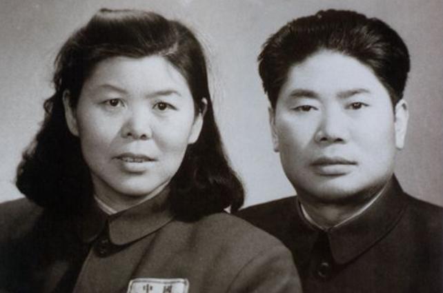 1990年，79岁的杨得志迎娶了55岁的石莉，结婚当晚，杨老将军握着石莉的手，动