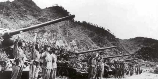 1952年的朝鲜战场，雪粒子打在冻硬的地面上噼啪响。一名志愿军侦察兵半跪在雪地