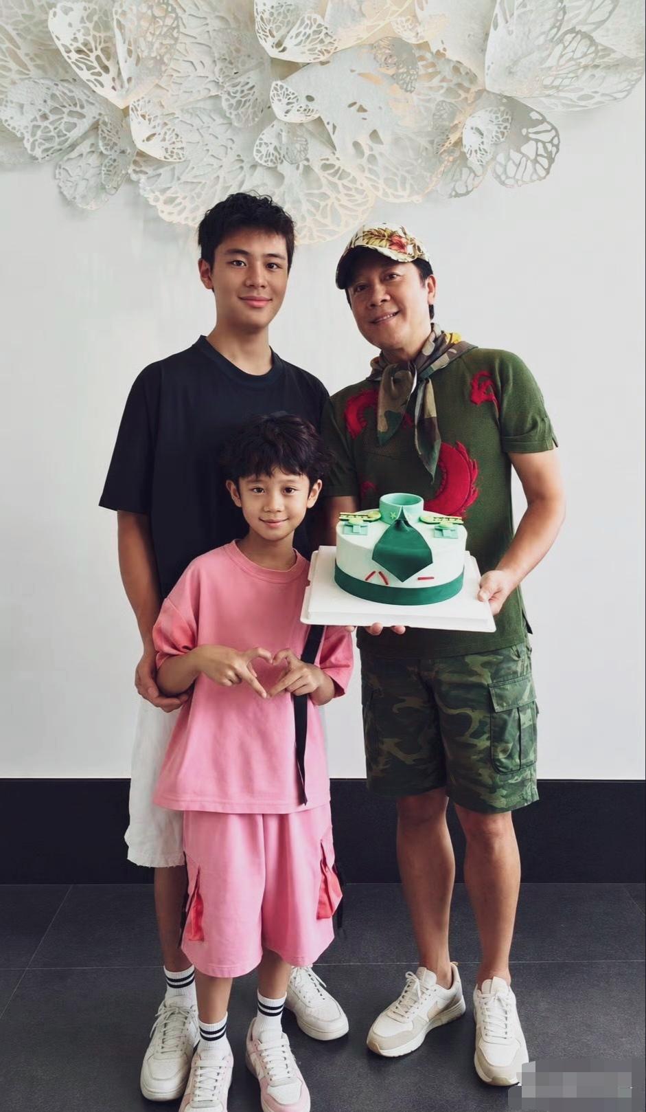 蔡国庆太有福气了，大儿又高又帅，小儿子软萌可爱！