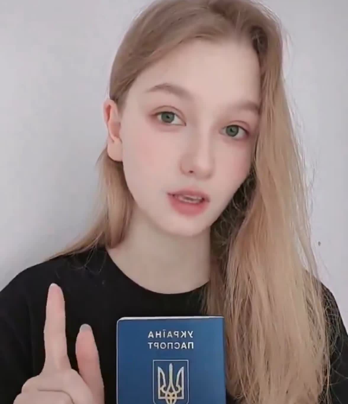 .有位乌克兰少女在网上炫耀：“乌克兰护照能免签140多个国家，每个国家都把我