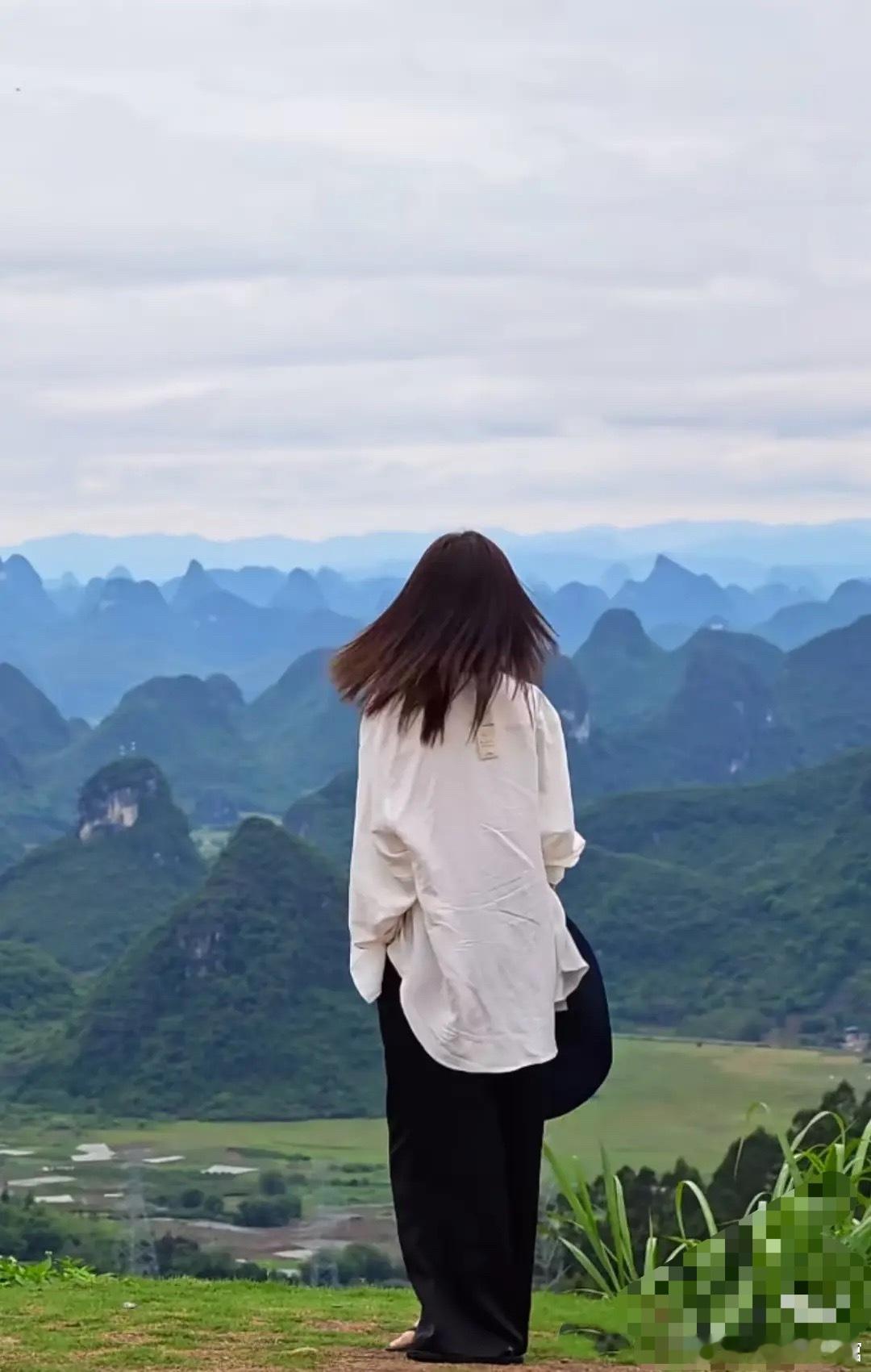 佟丽娅去旅游也不摘吊牌，这是什么潮流吗还是明星也会退衣服