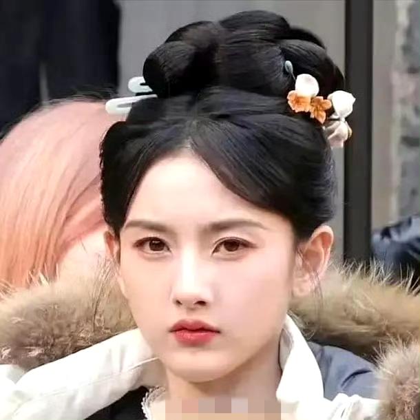 宋祖儿《司宫令》妆造引热议！对比《表妹万福》差距明显，艾闻再翻车引吐槽宋祖