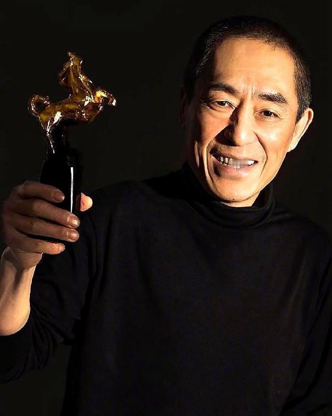 张艺谋回老家，对着修了一辈子自行车的残疾弟弟，说：哥给你三个选择，要么跟我去北京