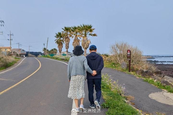 5月21日是韩国“夫妻日”，总统李在明在社交平台上一连公开了多张与夫人金惠景女士