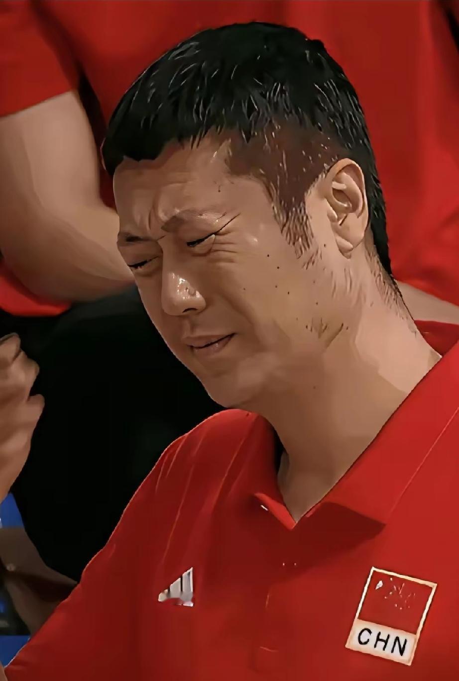女排主教练赵勇确实挺招笑的，比赛中，每一次叫暂停他从来不讲技战术，也从来不针对场