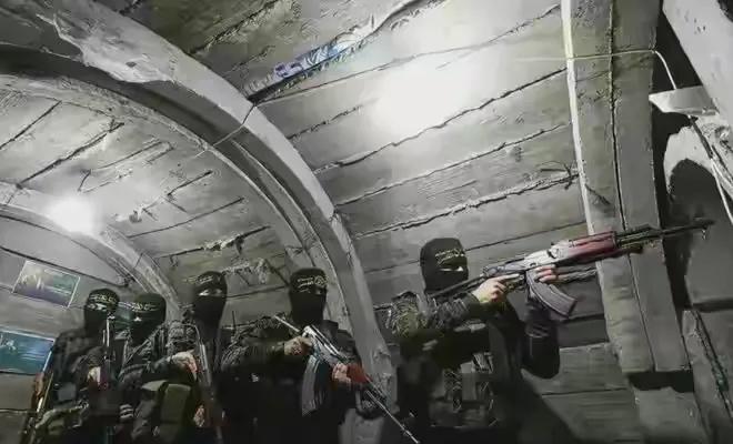 红军城就是一块硬骨头，乌军躲进地下矿井隧道和俄军打起了“地道战”。随着顿巴斯运