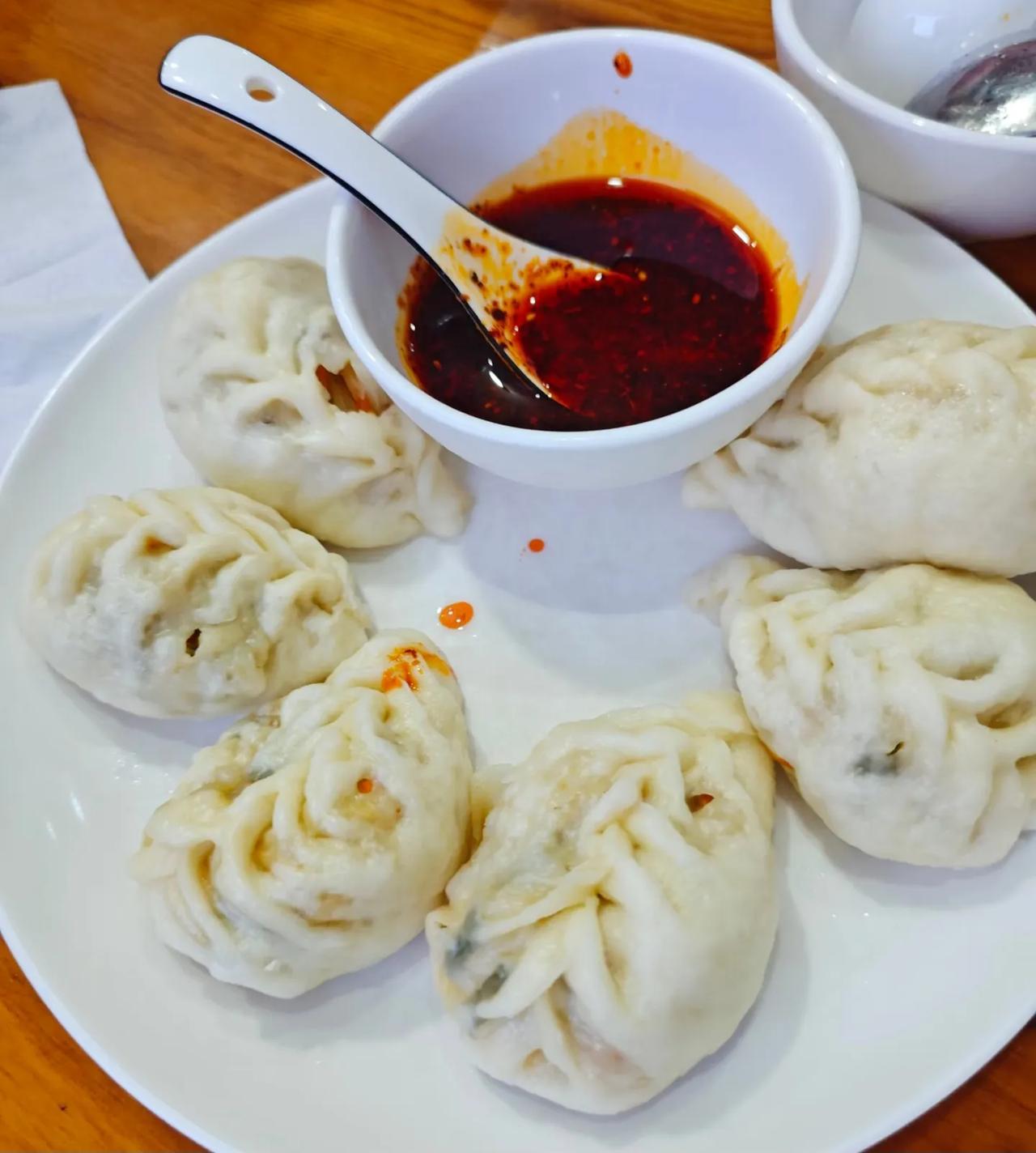 来自我们大西北的美食—洋芋包子！这几年出差在外面吃过了各地的特色包子，比如上