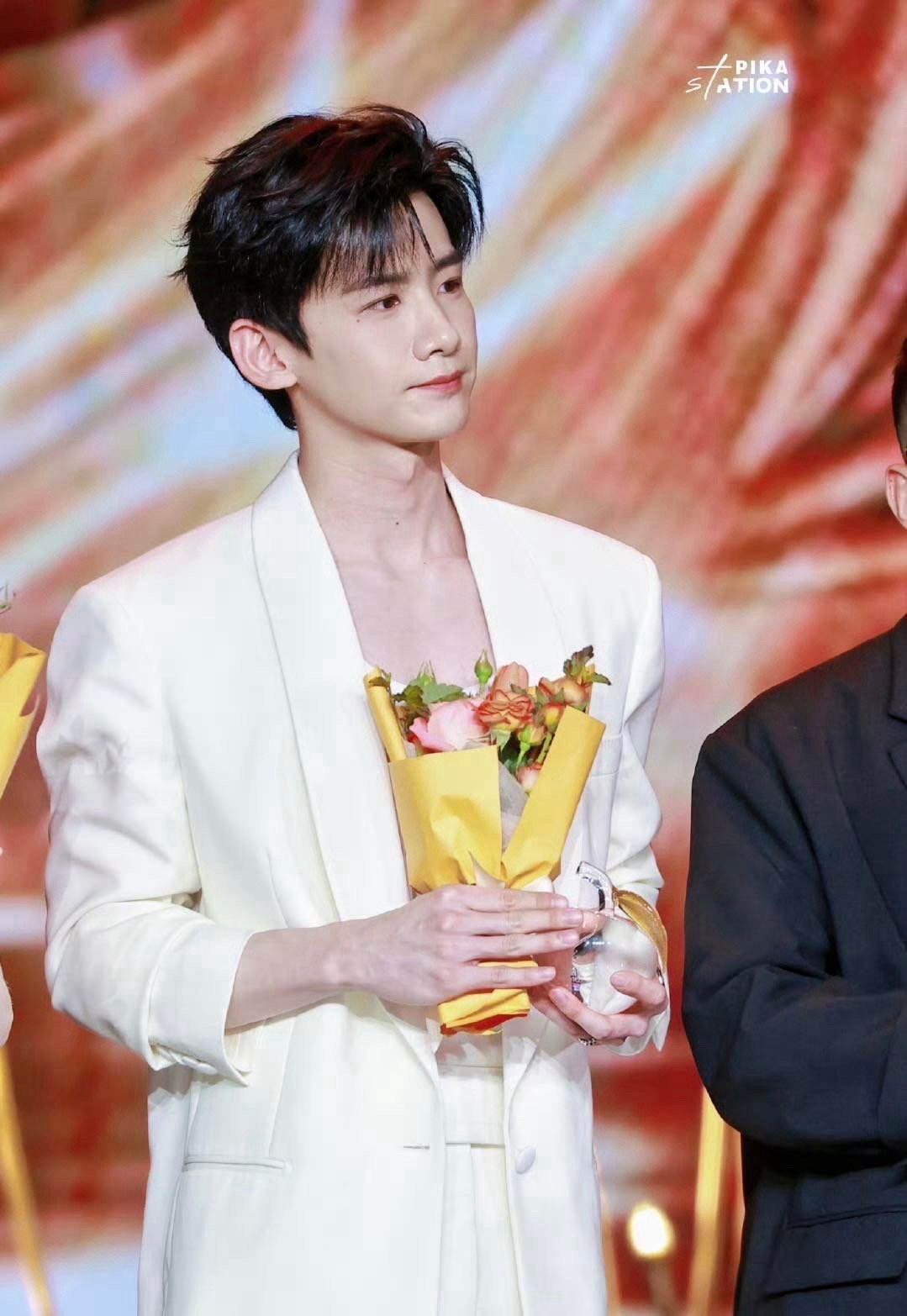 白敬亭又来找心动的offer了笑死，别人走红毯是来领奖，白敬亭是来参加春招的！