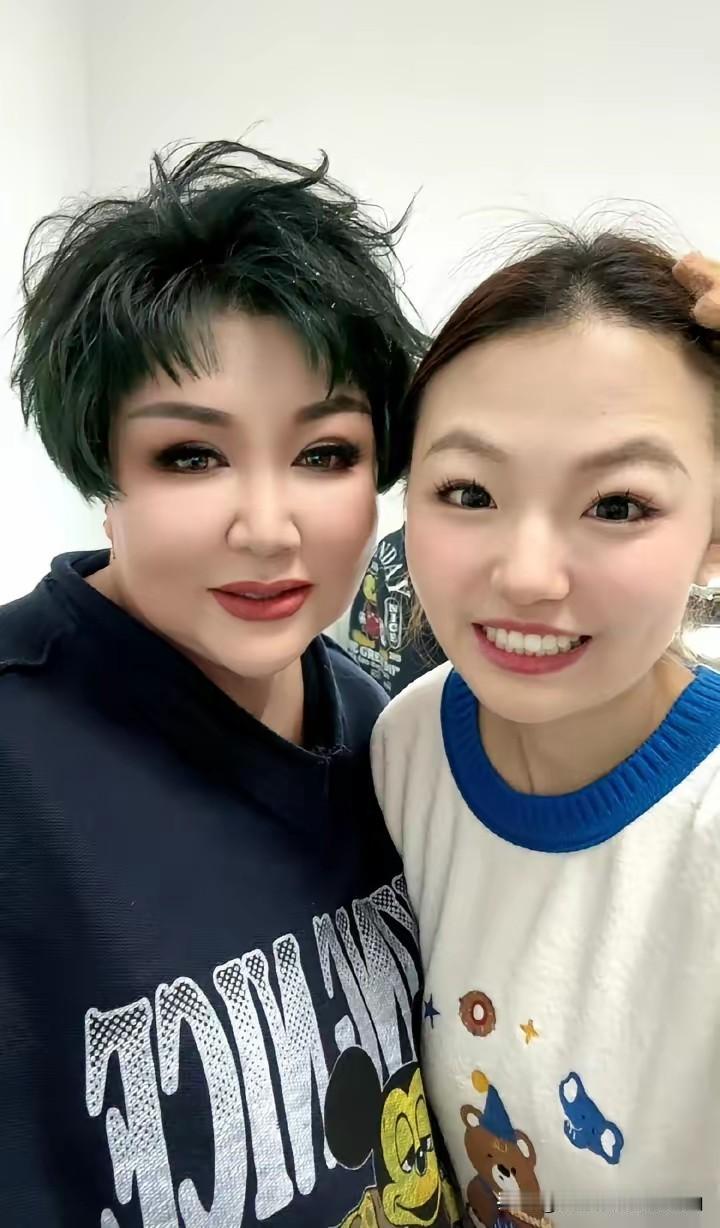 德云社相声一姐赵芸一发文纪念拜师王惠两周年，一句话，再次勾起德云社女徒弟的话题！