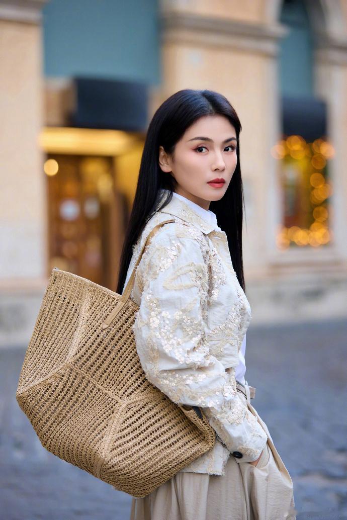 都说安全感永远是最高级的魅力，问界M9星光之夜现场的刘涛完美诠释了这一定义，数年