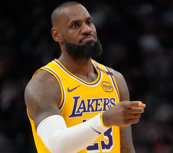 湖人的问题还真就是詹姆斯詹姆斯打的是三四号位，如果是当进攻核心，詹姆斯还是能打