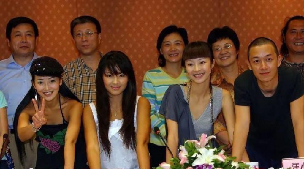 没想到18年前那会，刘涛不是唯一的黑美人，她旁边的陈紫函皮肤也一样黑，也是个黑美