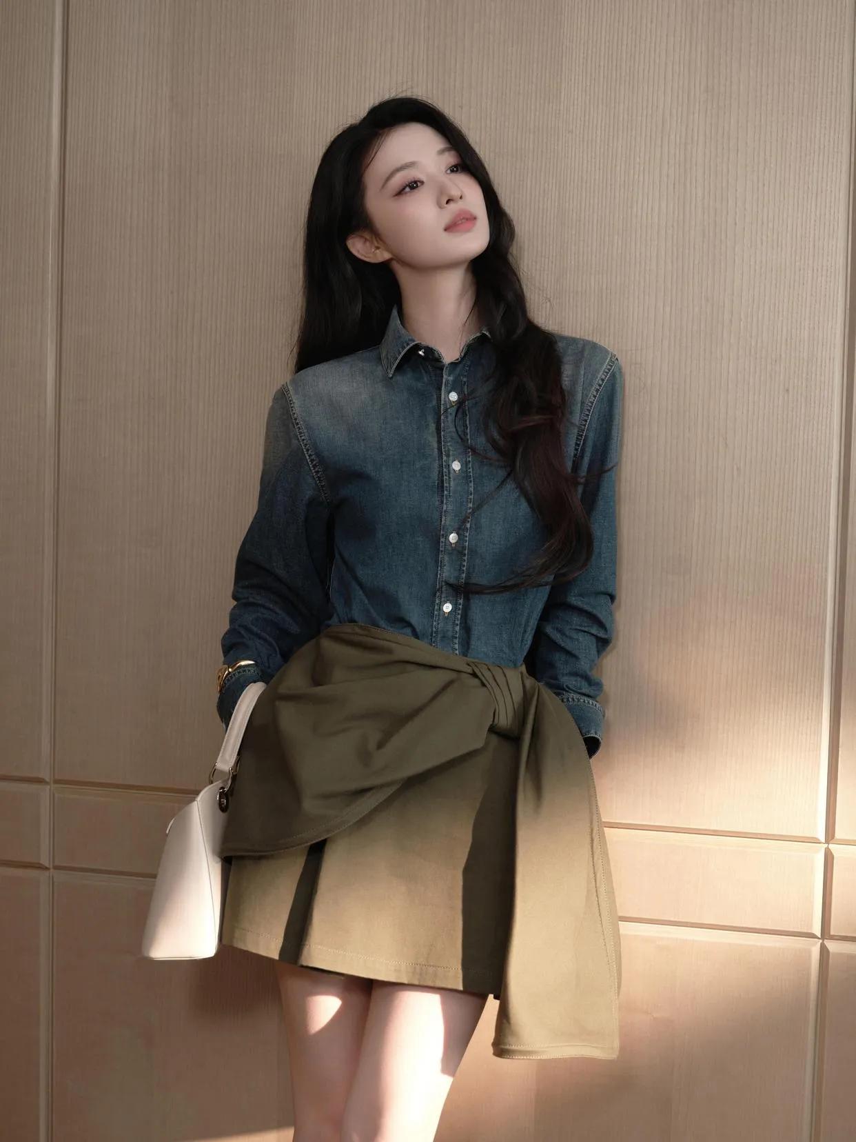 救命！王楚然的穿搭真的没输过！👖复古牛仔衬衫搭配卡其半裙，这配色也太有质感了