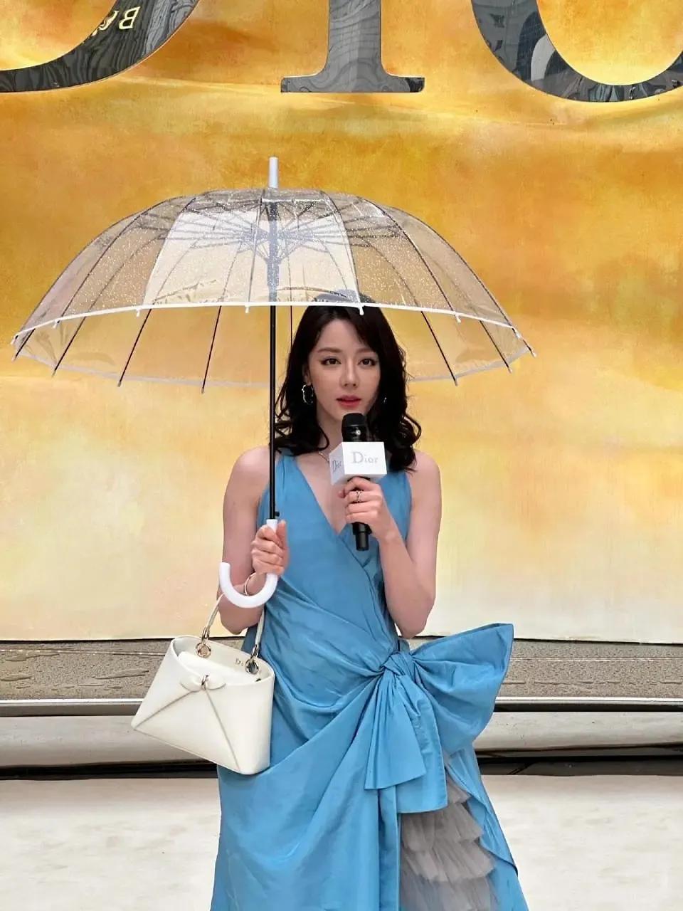 王亚飞给热巴设计的妆容让粉丝非常生气，认为化的妆显老气，发型也难看，要求给热巴更