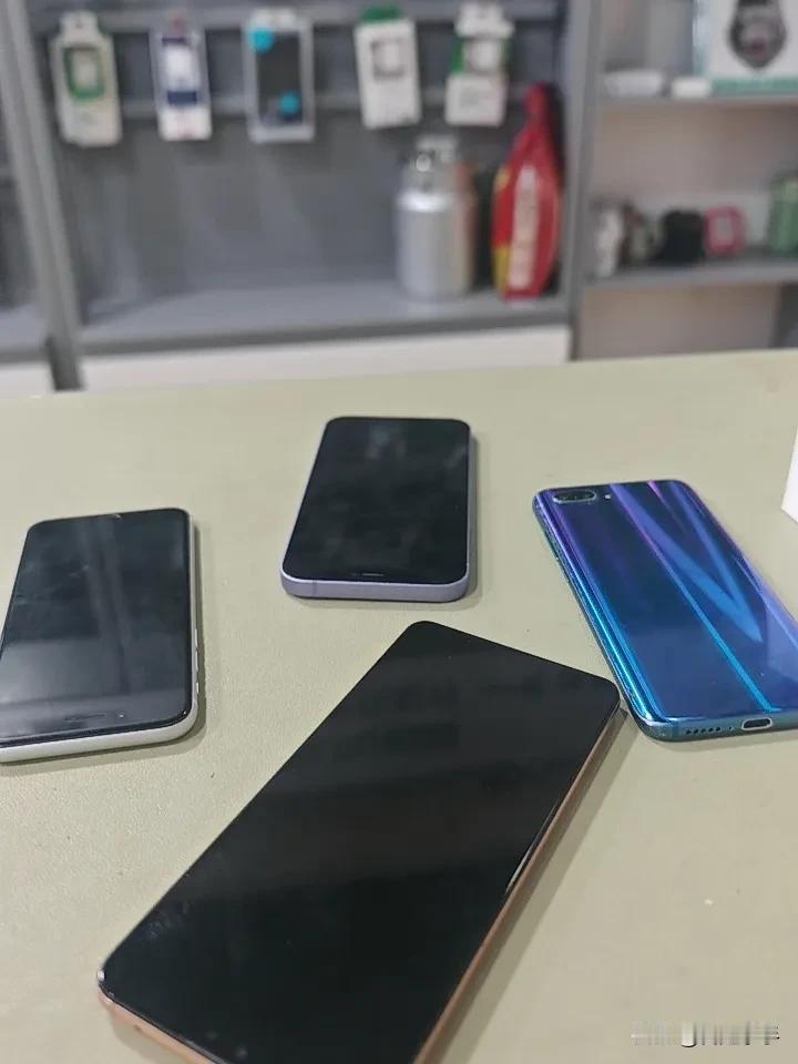 来了个顾客，拿了一台进水的苹果16Promax。问拆开把水烤干多少钱？老刘说拆