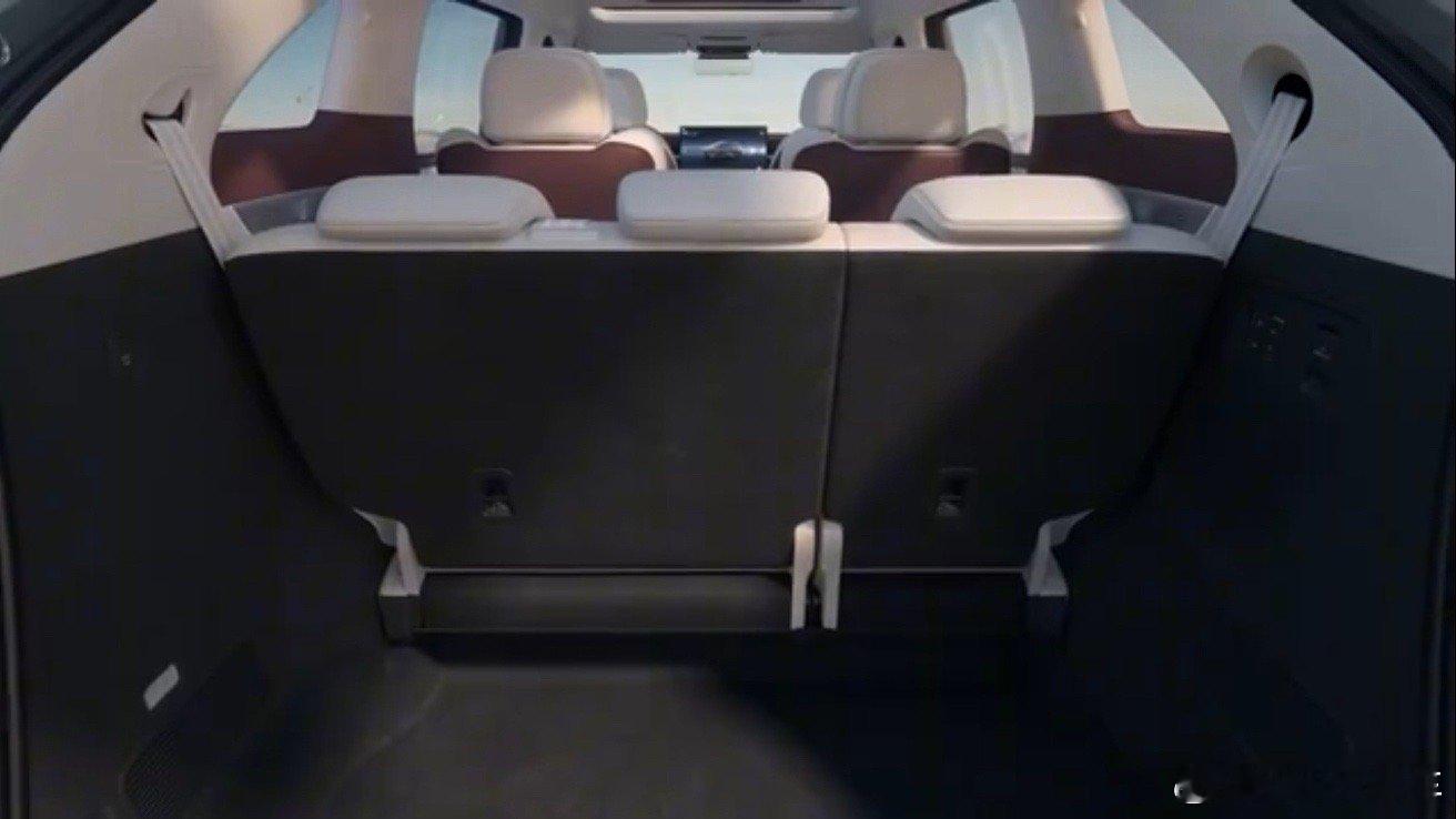 第三排座椅三折叠的好处是，能不费劲的一键拥有7座、6座、5座、4座不同的状态，小