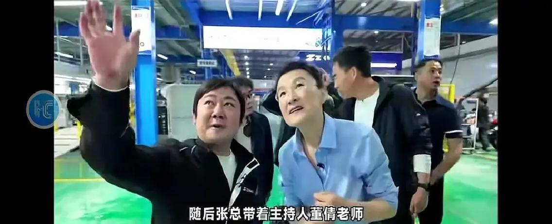 张雪三月末刚在央视露脸，隔了十来天又坐回同一个沙发。我盯着屏幕数了数，连背景