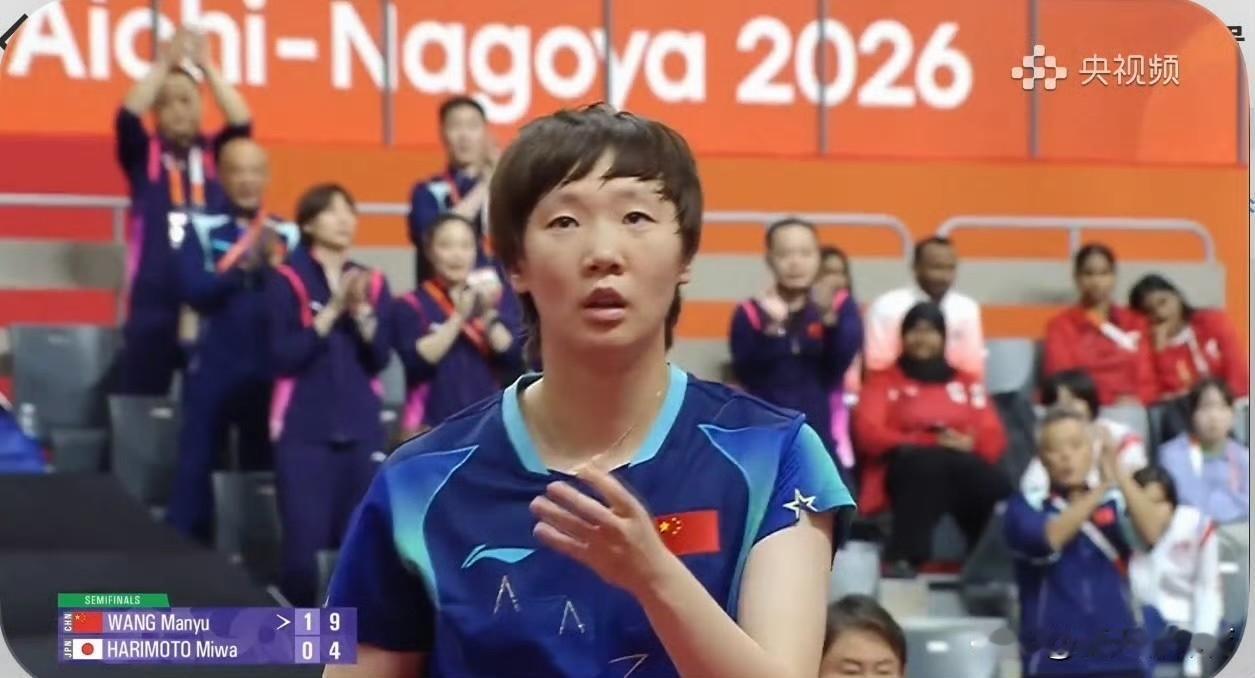 王曼昱给张本美和打得没信心了！还是乒乓球女队看得更让人放心，马琳教练坐在场边淡定