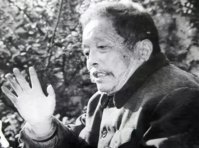 1940年，一个日本军医用枪指着季德胜的脑袋，问他“交不交？”季德胜神色淡定地从